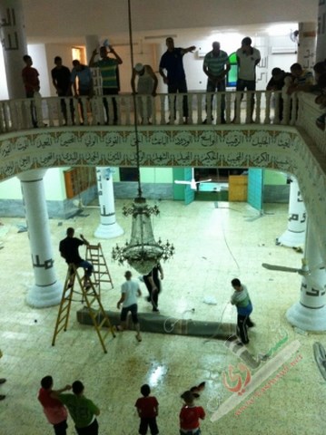 ليالي التطوع بدات - شباب صلاح الدين يقومون باستبدال بساط المسجد 